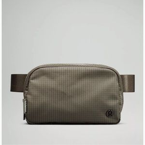 *NWT* Lululemon Everywhere Belt Bag - extended strap!